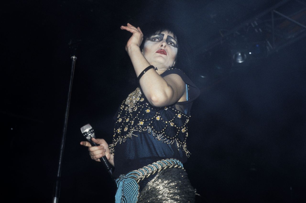 Siouxsie tijdens een optreden in het Hammersmith Palais in Londen in 1984.