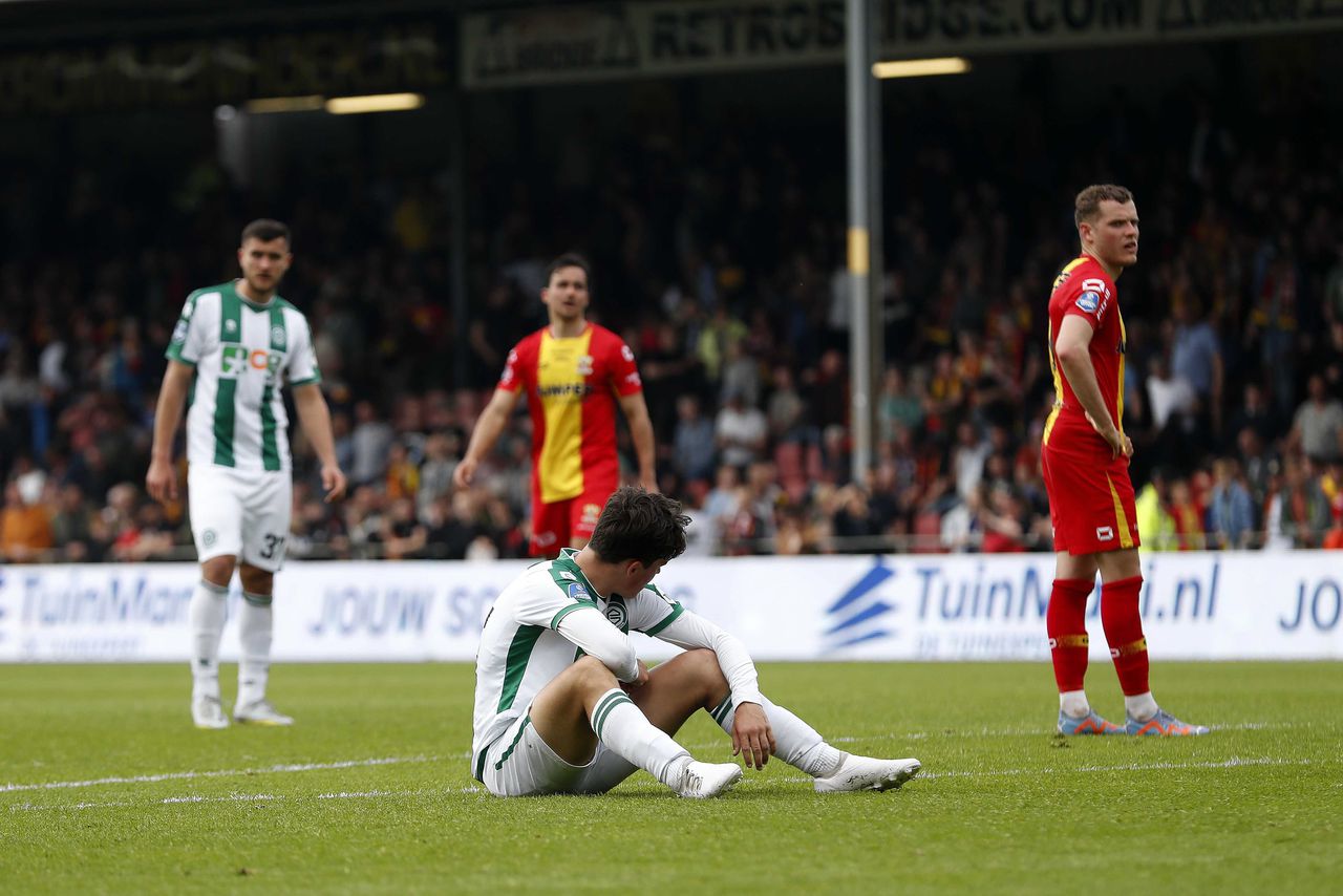 Spelers van FC Groningen zijn verslagen na de wedstrijd in Deventer tegen Go Ahead Eagles.