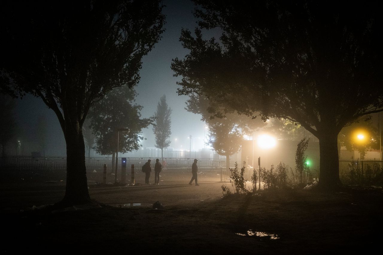 Asielzoekers verzamelen zich in de vroege ochtend voor de ingang van het aanmeldcentrum in Ter Apel.