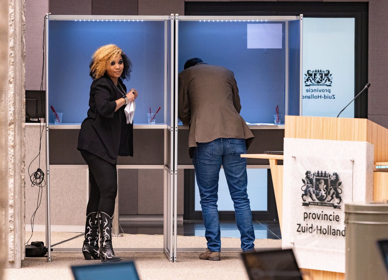 Statenlid Debora Fernald tijdens de stemming voor de Eerste Kamer in het Provinciehuis van Zuid-Holland. Ze stemde Volt in plaats van GroenLinks.