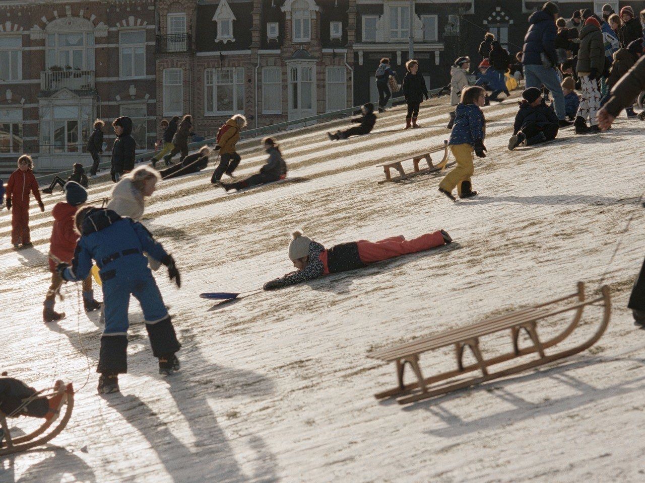 Still uit de vier uur durende documentaire ‘Occupied City’ van Steve McQueen.