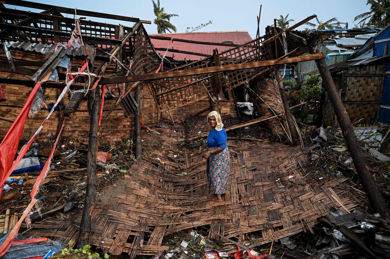 Een Rohingya-moslima bij haar verwoeste woning.