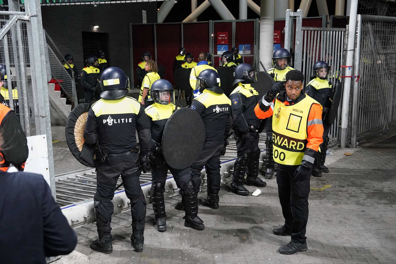 De politie moest ingrijpen bij de ongeregeldheden na afloop van de wedstrijd tussen AZ en West Ham United.