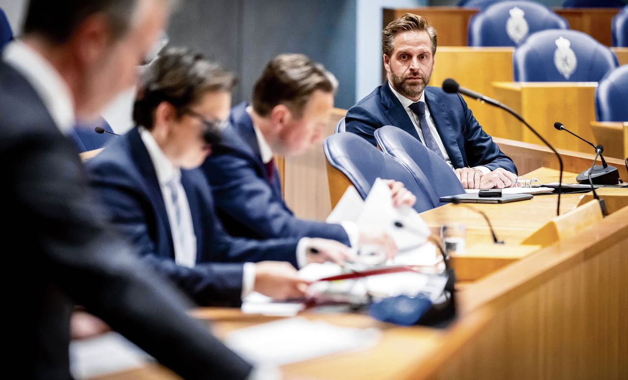 Henk Nijboer (PvdA), Pieter Grinwis (CU) en minister Hugo de Jonge in debat over het afschaffen van het tijdelijke huurcontract.