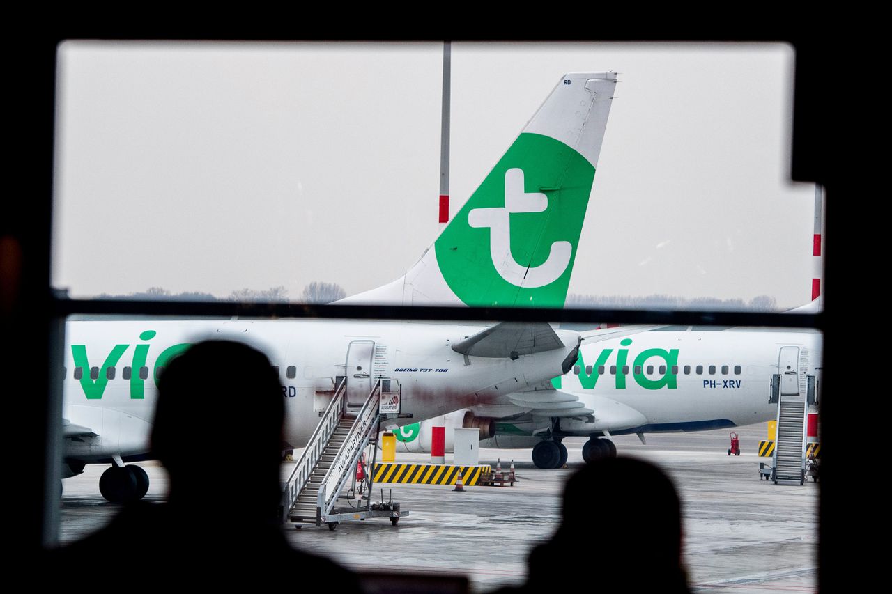 Twee Transavia-vliegtuigen op Rotterdam The Hague Airport.