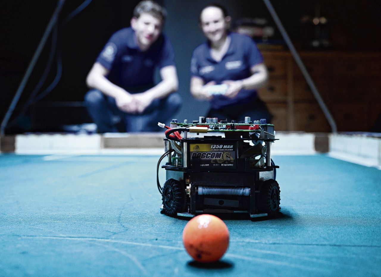 Driemaal de Dutch Innovation Days in Enschede. Linksboven wordt een potje robotvoetbal gespeeld met een golfbal. Rechts een man met een baby in een draagzak tijdens een bijeenkomst. Linksonder worden schoenen van hondenhaar met zolen van paddenstoelen tentoongesteld.