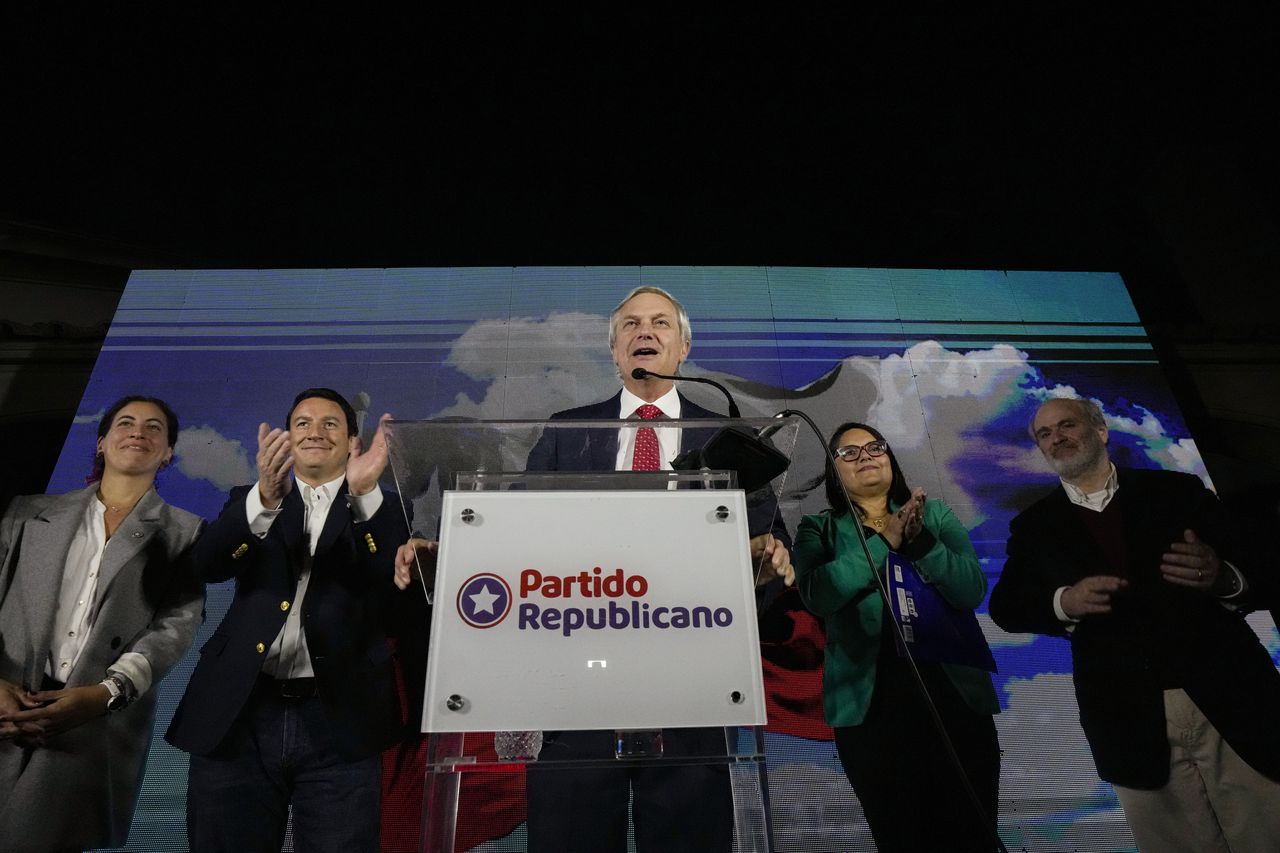 José Antonio Kast, leider van de Republikeinse Partij, spreekt zijn aanhang toe.