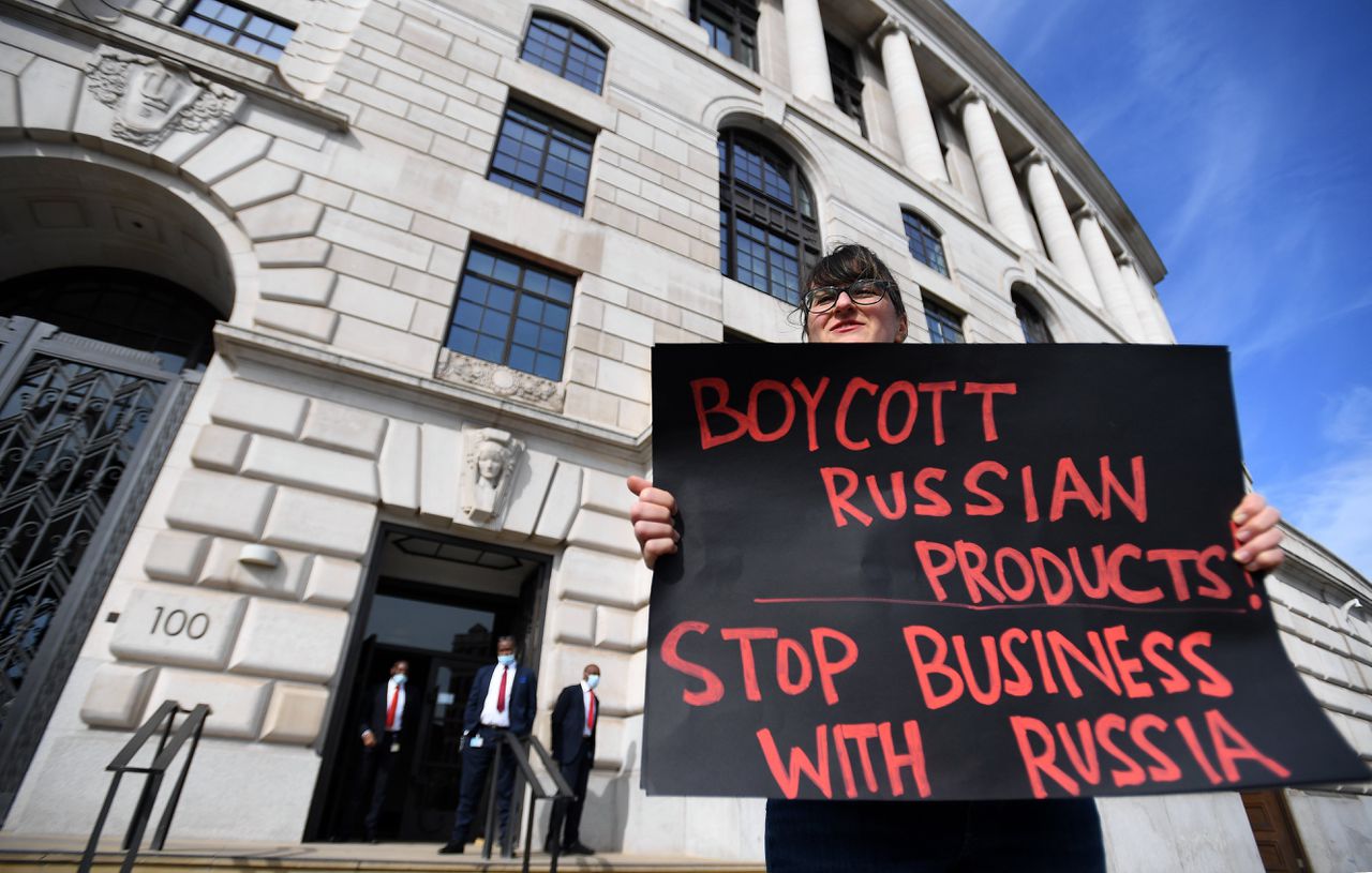 Een demonstratie tegen handel met Rusland, in maart 2022 bij het hoofdkantoor van Unilever in Londen.