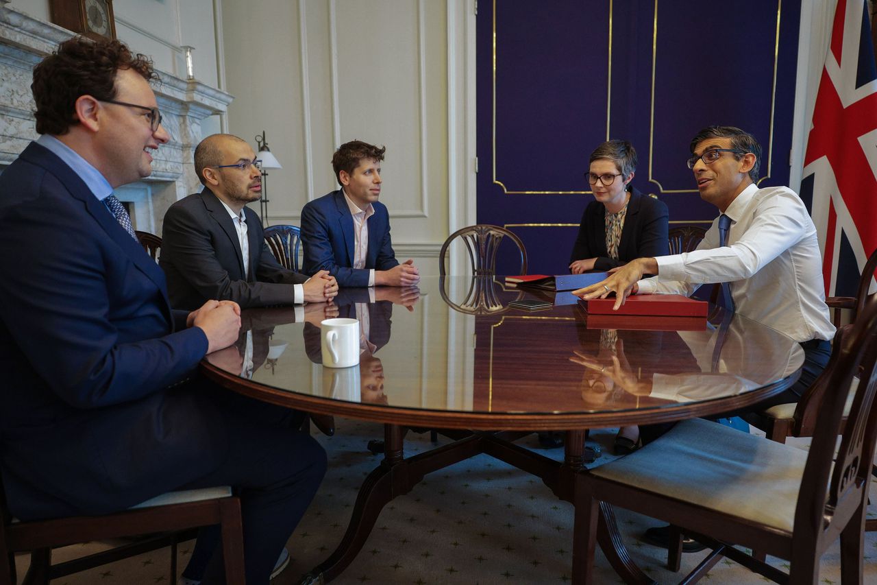 De Britse premier Rishi Sunak (rechts) met bestuurders van AI-bedrijven Dario Amodei (Anthropic, uiterst links), Demis Hassabis (Deepmind) en Sam Altman (OpenAI).