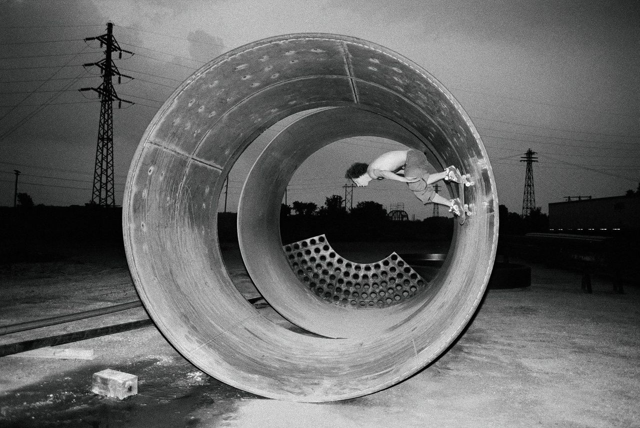 Ed Templeton, Mike Maldonado skateboardde een full pipe, Davenport, Iowa, 1998.