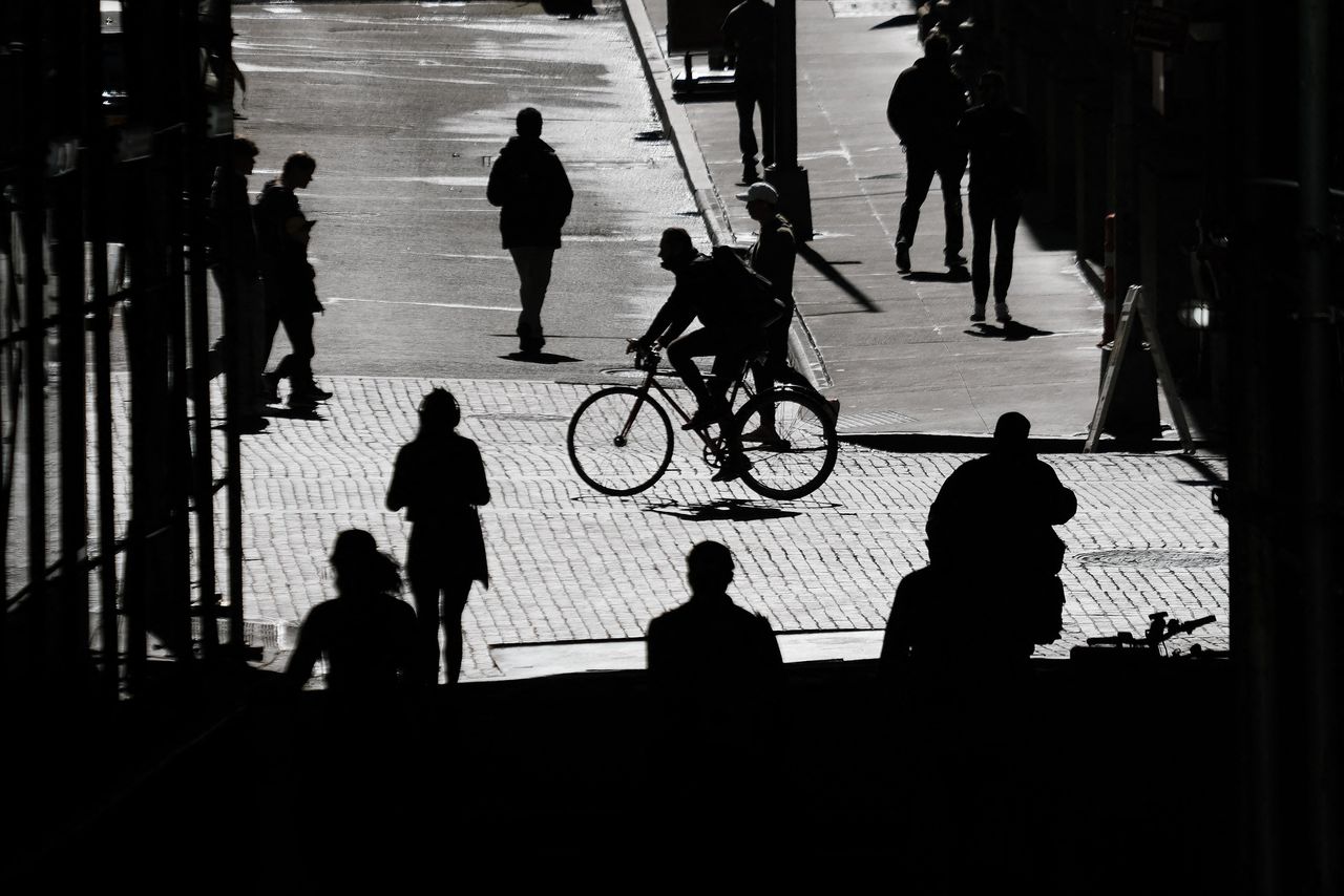 Voetgangers en een fietser in New York. Bij een ‘voortslepende’ default van minstens drie maanden kan de schade oplopen tot een verlies van 8,3 miljoen banen en een economische krimp van 6,1 procent.