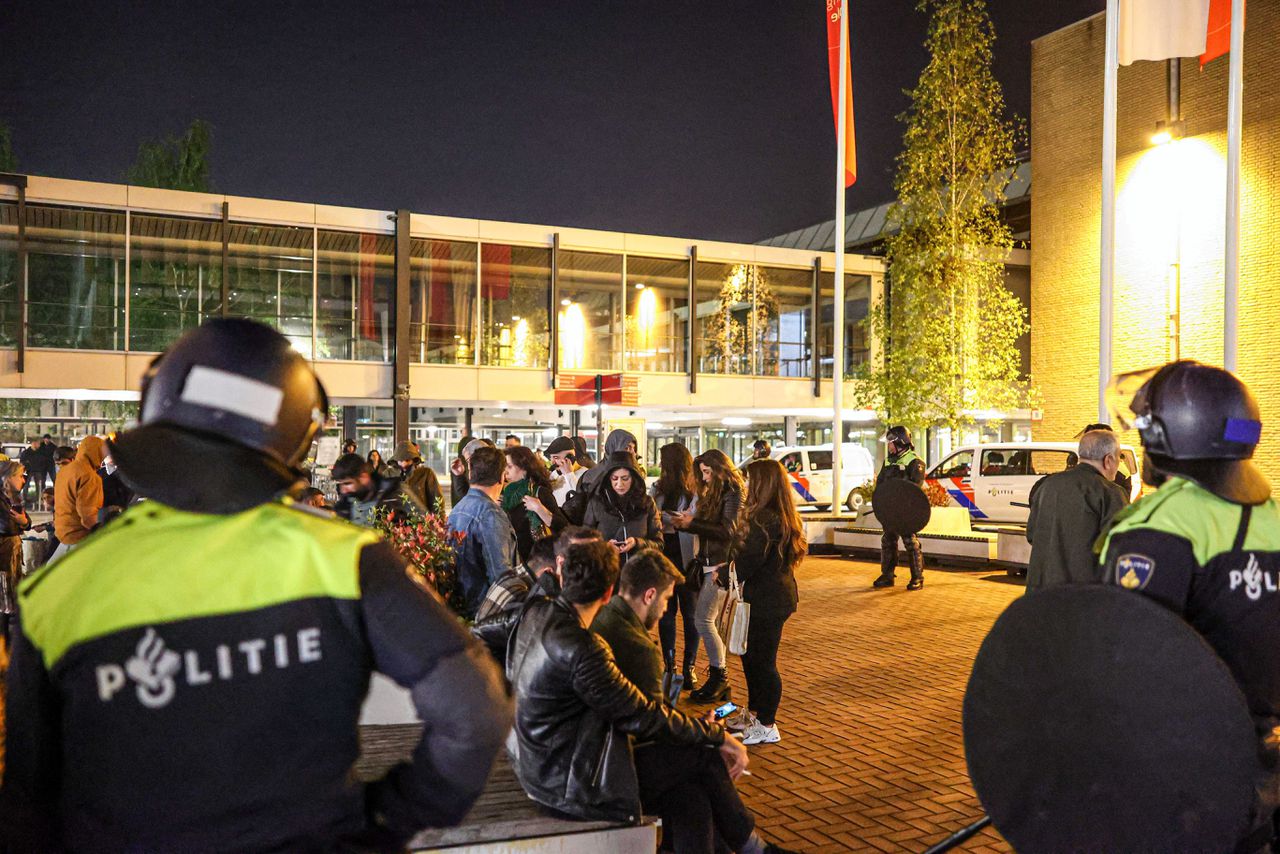 In en bij de RAI in Amsterdam-Zuid brak even na 21 uur een vechtpartij uit tussen verschillende groepen Turkse Nederlanders.