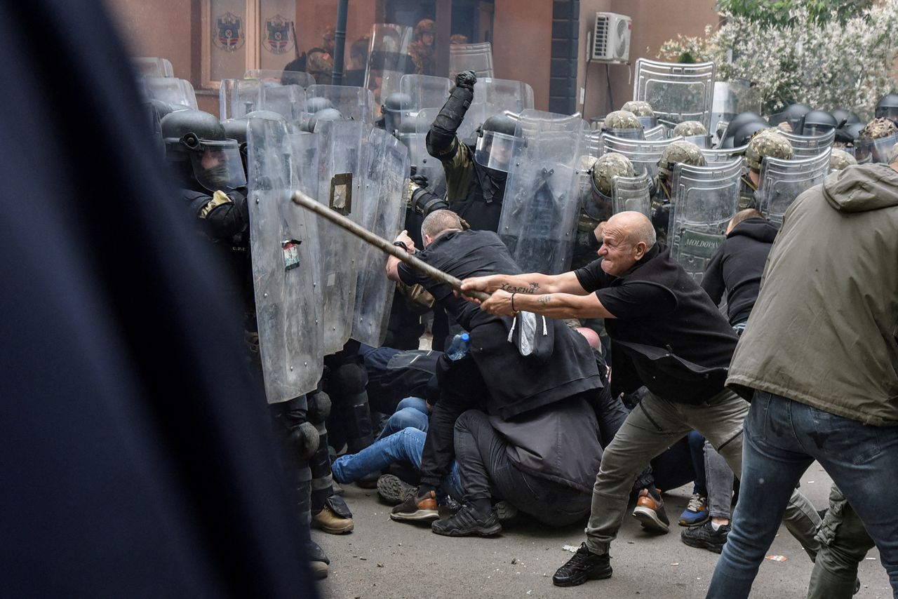 Zeker dertig vredeshandhavers en ruim vijftig demonstranten raakten gewond toen maandag gewelddadige protesten uitbraken in Noord-Kosovo. De spanning in enkele gebieden met een overwegend etnisch Servische bevolking komt regelmatig tot uitbarsting.