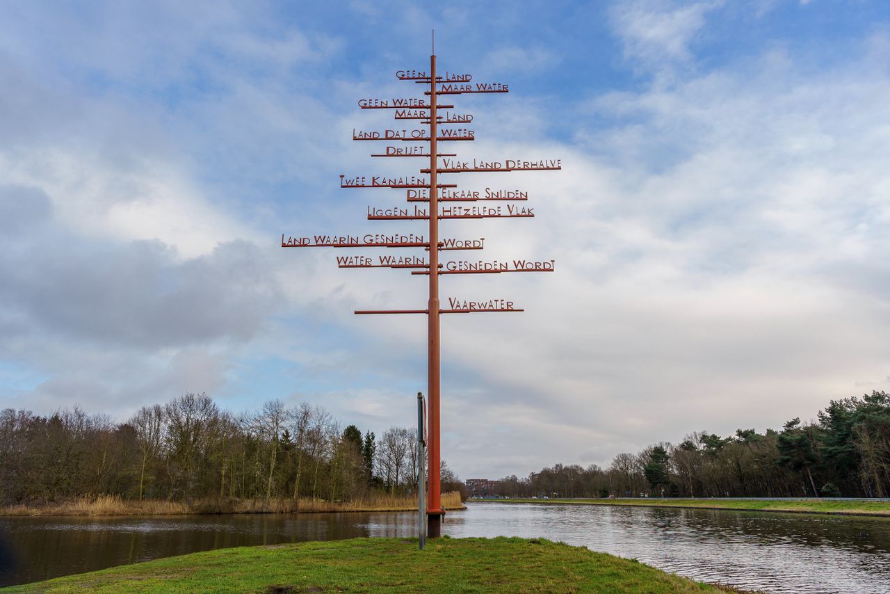 Een tekstboom met het gedicht ‘vaarwater’ van Gerrit Krol.