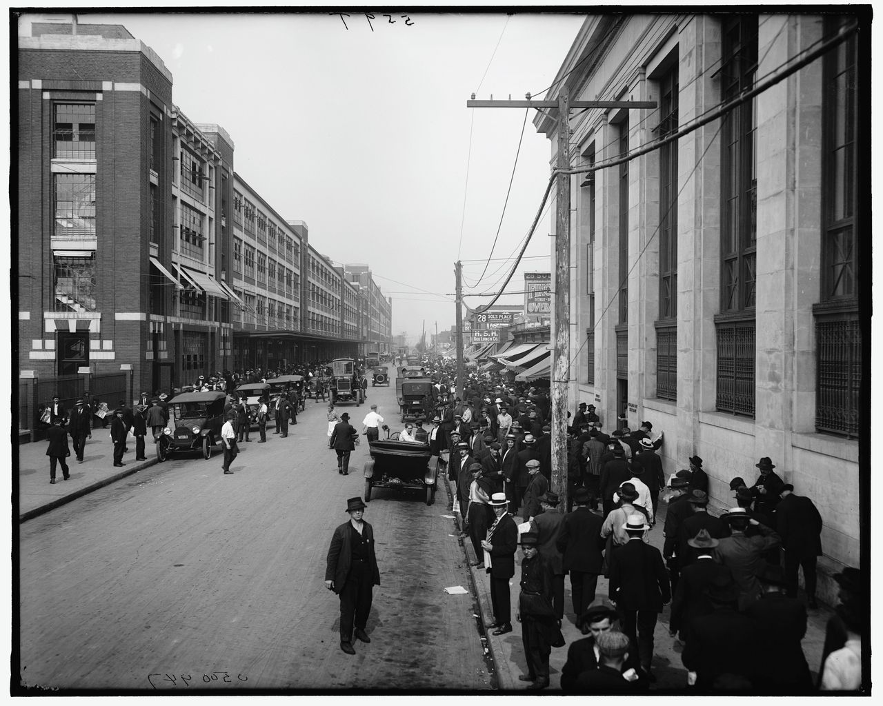 Werknemers van de Ford-fabriek in Detroit, tussen 1910 en 1920.