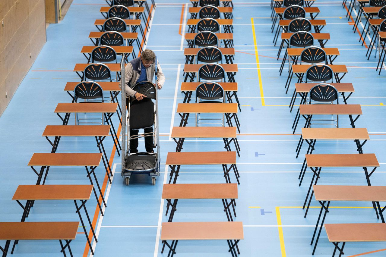 De gymzaal van Sportcomplex Willem Alexander wordt ingericht voor de centrale eindexamens van leerlingen van het Haarlemmermeer Lyceum. De exameneisen zijn dit jaar weer zoals voor corona. Dus geen extra herkansingen en geen mogelijkheid om het slechtste resultaat weg te strepen.