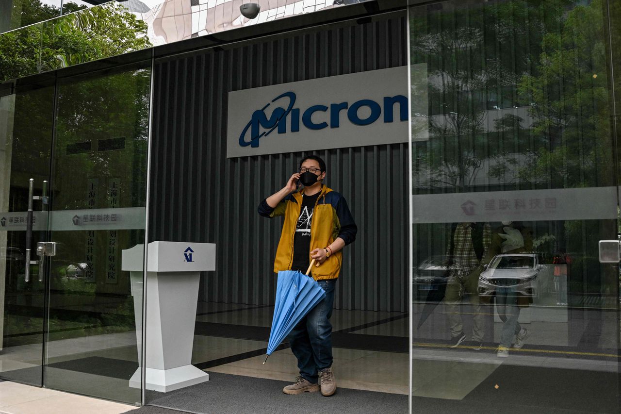 Een vestiging van het Amerikaanse Micron in Shanghai. De chips van het bedrijf mogen van de Chinese cyberautoriteit niet meer worden gebruikt in kritieke infrastructuur.