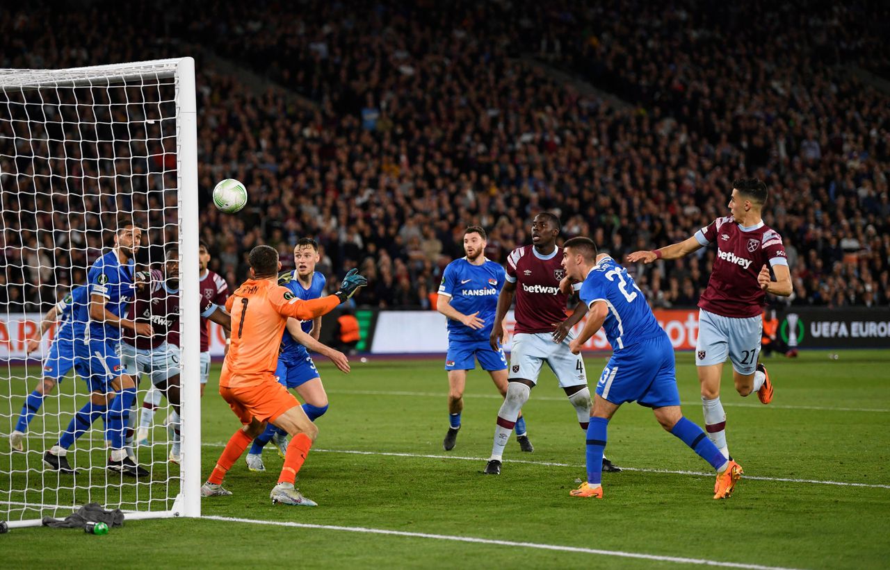 West Ham-speler Michail Antonio maakt de 2-1.