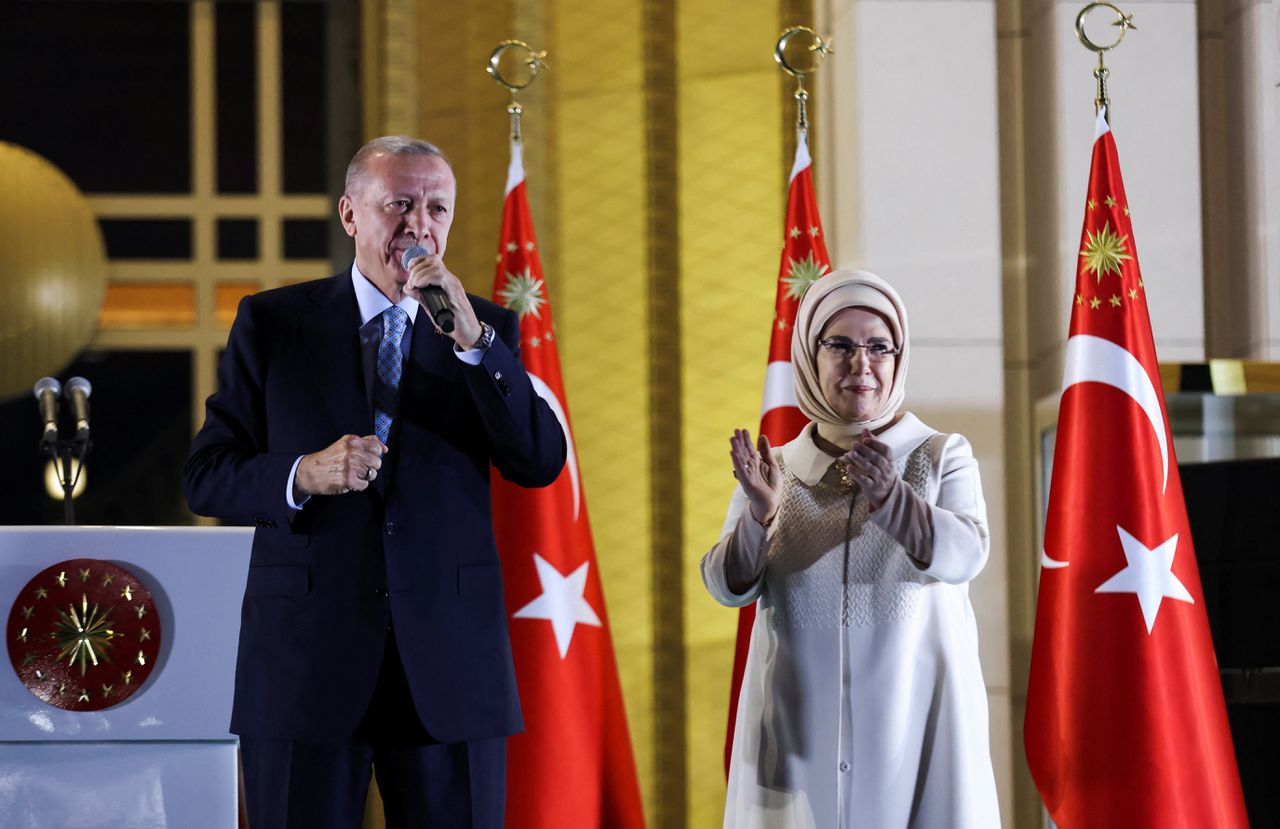 De Turkse president Recep Tayyip Erdogan en zijn vrouw Ermine spreken hun achterban toe daags na diens herverkiezing.