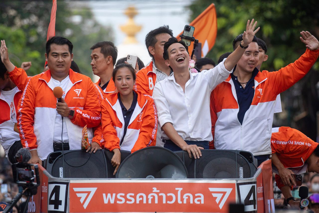 Daags na de verkiezingsoverwinning van het Thaise Move Forward wordt Pita Limjaroenrat (42) als een popidool door Bangkok gereden.