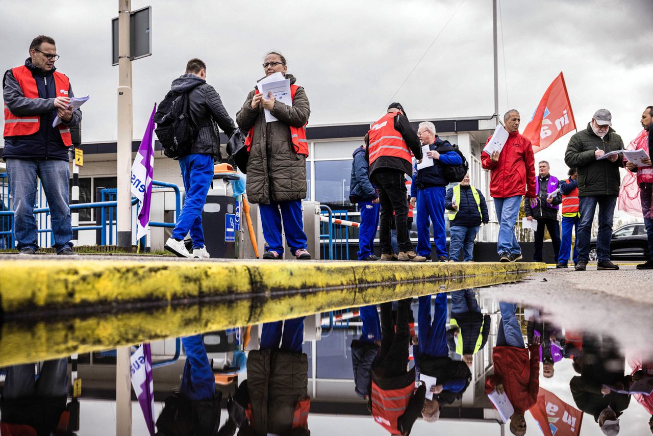 Vakbonden spreken het personeel van VDL Nedcar afgelopen april toe aan de poort van het bedrijf.