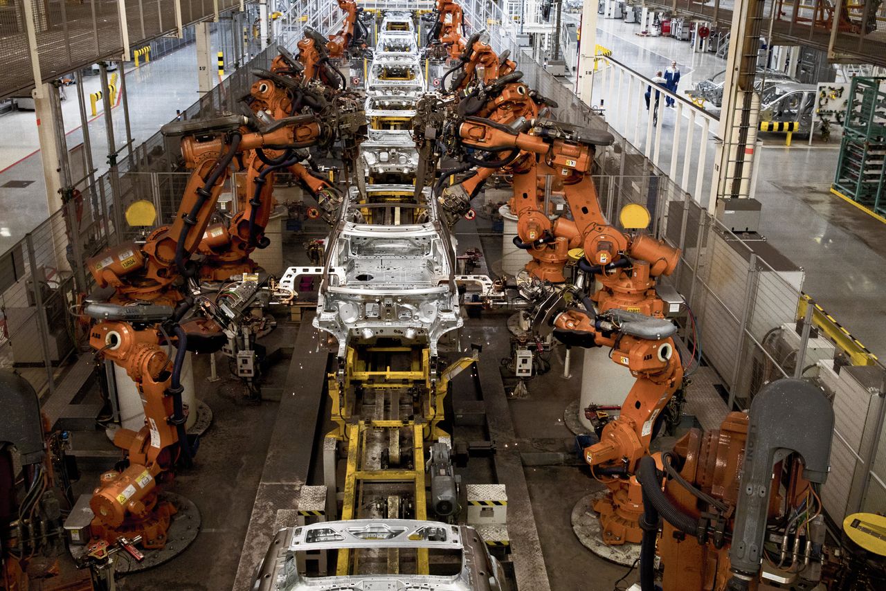 Robots aan een assemblagelijn bij autofabrikant VDL NedCar in Born.