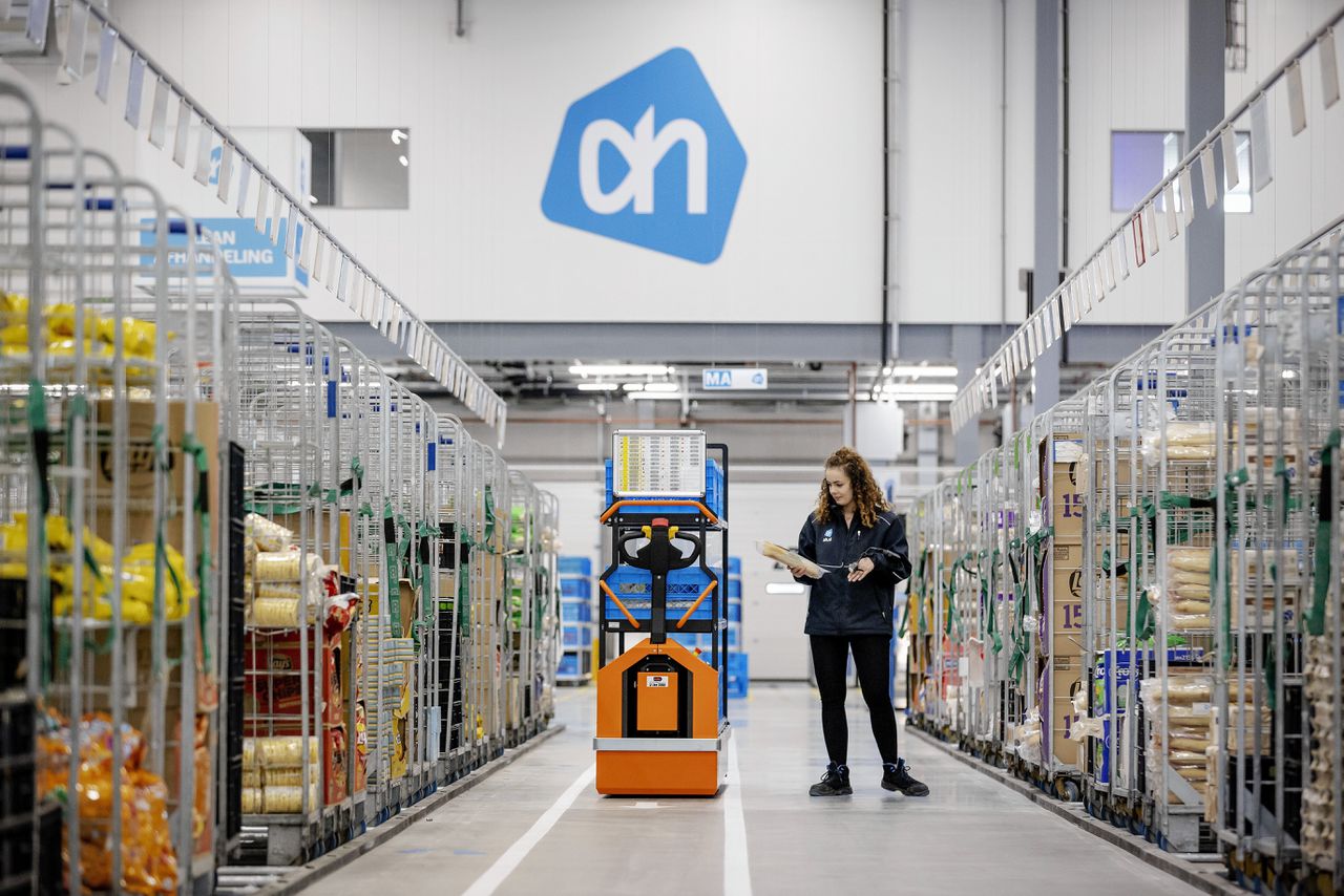 Een distributiecentrum van Albert Heijn voor online bestellingen. Ahold Delhaize is het Nederlands-Belgische moederbedrijf van Albert Heijn.