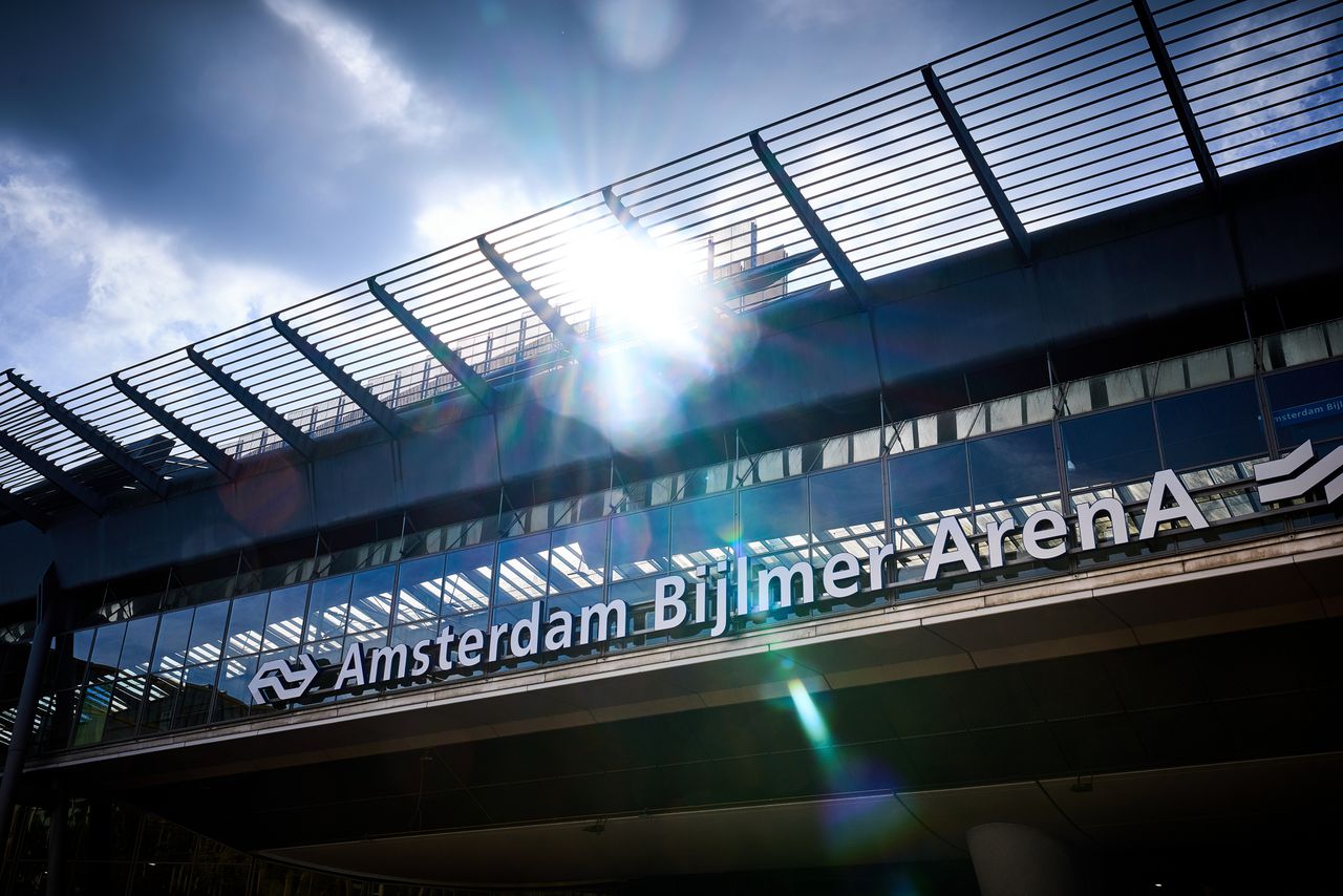 De man werd op het spoor geduwd, maar was al verdwenen toen de politie arriveerde.