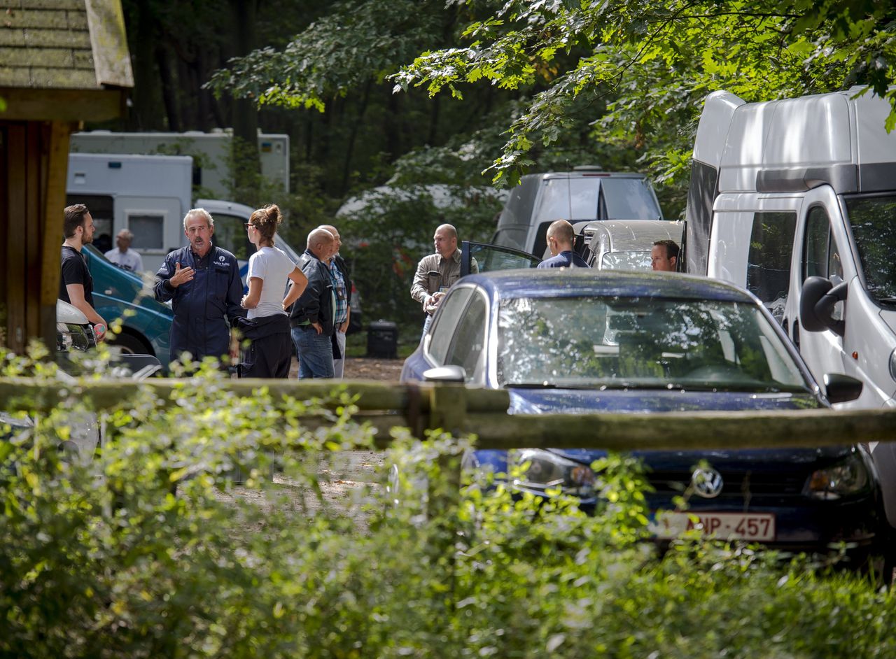 Politieagenten uit Nederland en België zoeken in het bos van de Rucphense Heide naar de vermiste Belg Jelle Leemans.