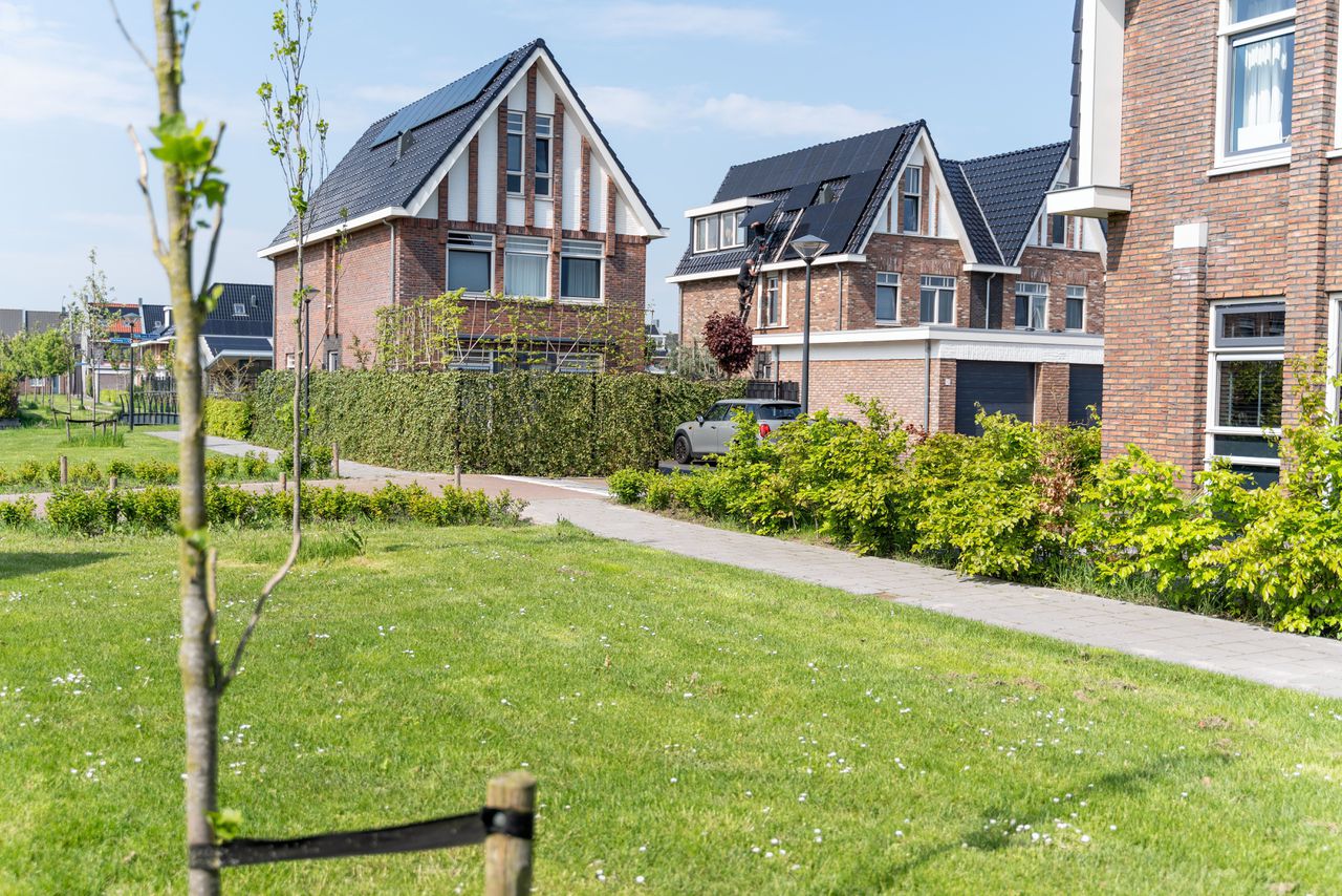 Een huis met zonnepanelen in Hoorn. Somige stroomomvormers leiden tot storingen, ontdekte de toezichthouder.