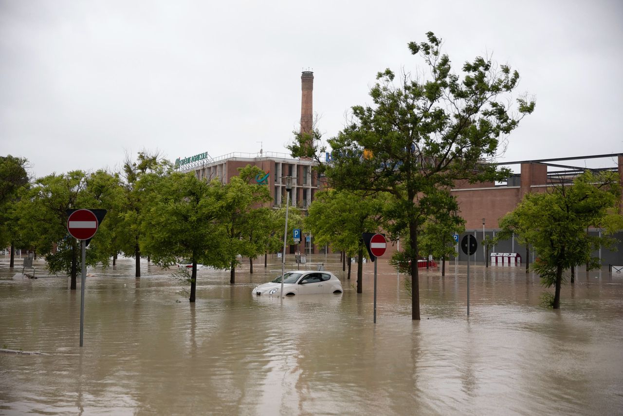 Vooral in het noorden van Italië, zoals hier in Cesena, zorgt de langdurige regenval voor overstromingen