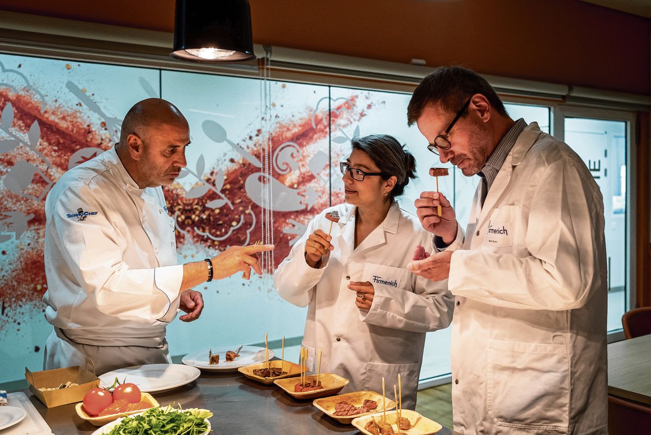 Proevers in 2021 bezig met het testen van vegetarische biefstuk in het hoofdkantoor van Firmenich in het Zwitserse Satigny.