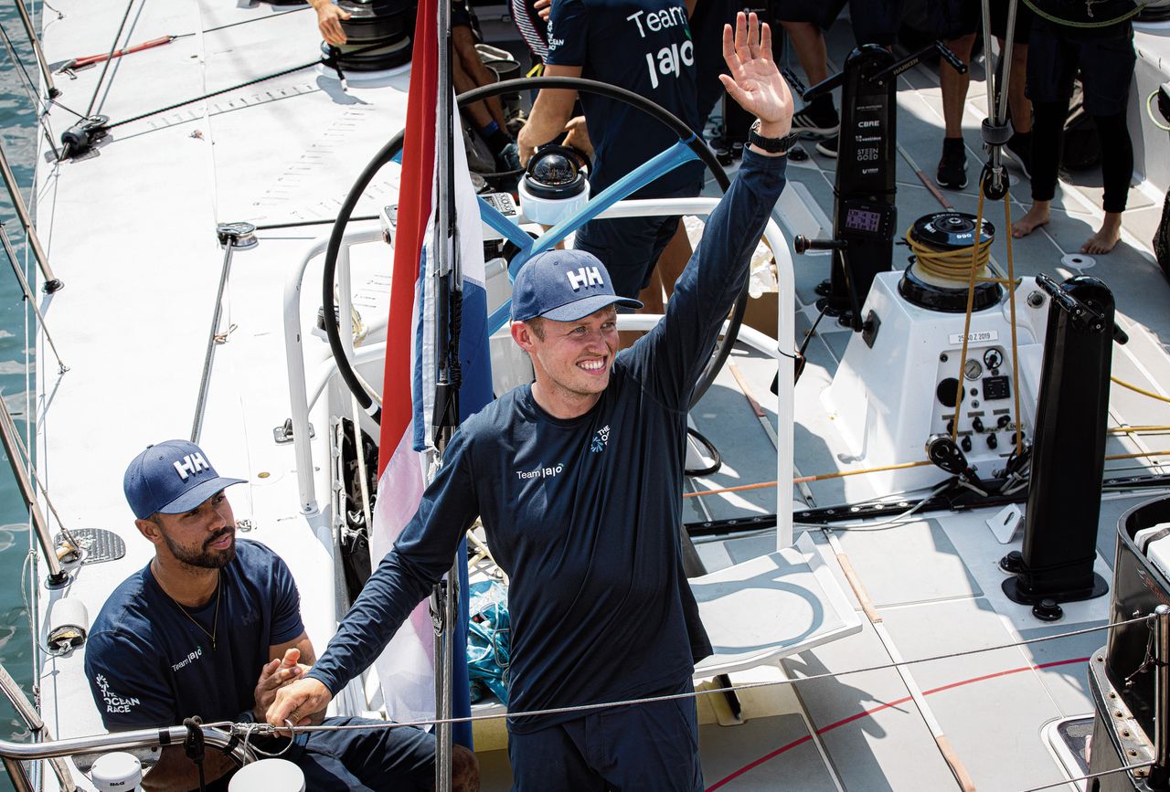 Schipper Jelmer van Beek zwaait naar de toeschouwers in Scheveningen, nadat hij met Team Jajo in de VO65-klasse als derde is gefinisht in de zesde etappe van de Ocean Race.