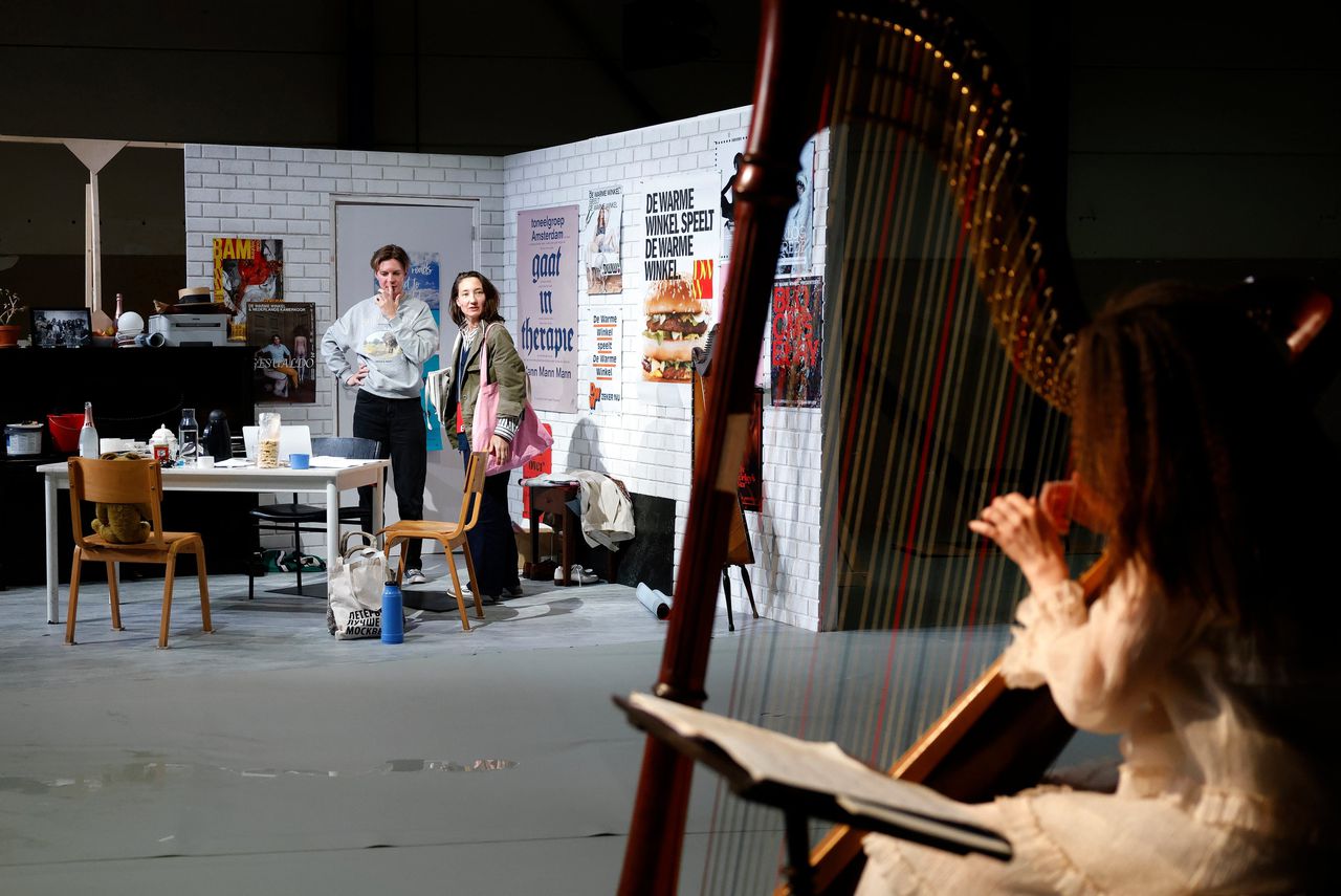 Florian Myjer, Abke Haring en harpiste Liesbeth Vreeburg in de voorstelling ‘Brideshead Revisited’.