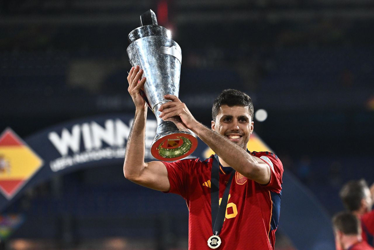 Rodri met de trofee na het winnen van de Nations League met Spanje, afgelopen zondag.