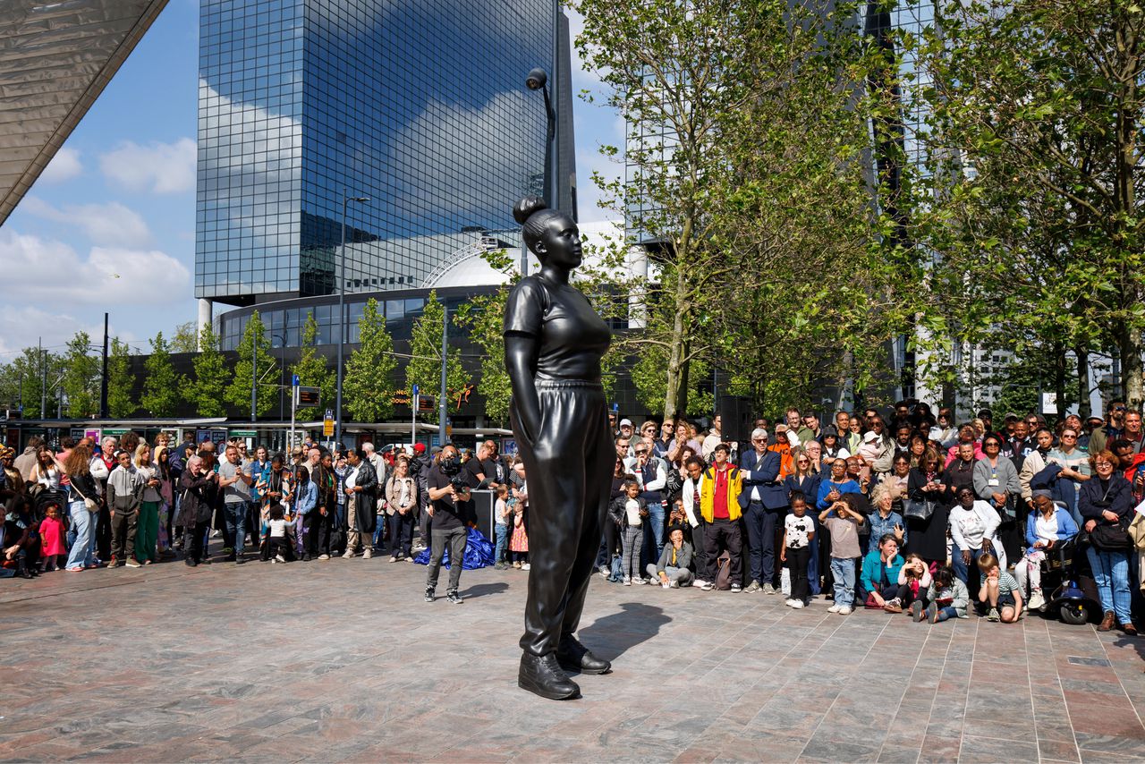 Onthulling van Moments Contained van Thomas J. Price, in Rotterdam.