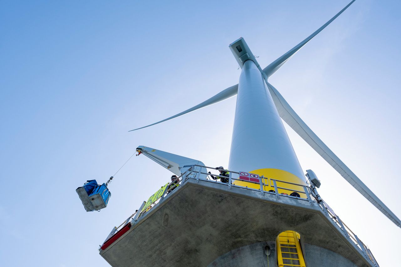 Windmolens in aanbouw bij Borssele, voor de kust van Zeeland. Volgens de Europese Rekenkamer is onvoldoende helder in hoeverre particuliere investeringen een rol spelen bij de klimaattransitie.