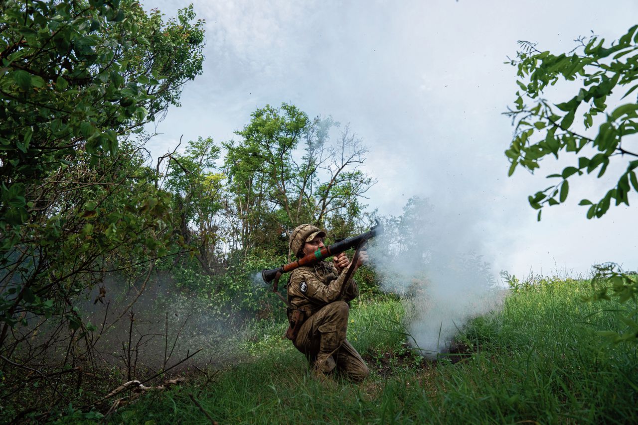 Oekraïense soldaten rijden op een infanterievoertuig vlakbij de frontlinie bij het bevrijde dorp Neskuchne in Donetsk.