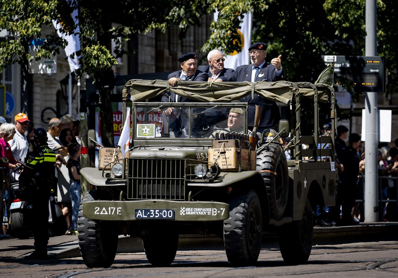 Veteranen tijdens het defile, deze zaterdag, aan de Kneuterdijk in Den Haag. Foto: ANP KOEN VAN WEEL