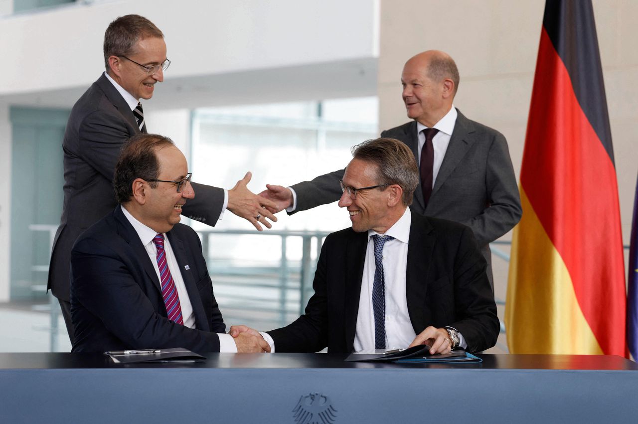 Bondskanselier Scholz (staand rechts) en Intel-topman Pat Gelsinger feliciteren elkaar met het akkoord over de bouw van een chipfabriek, maandag in Berlijn.