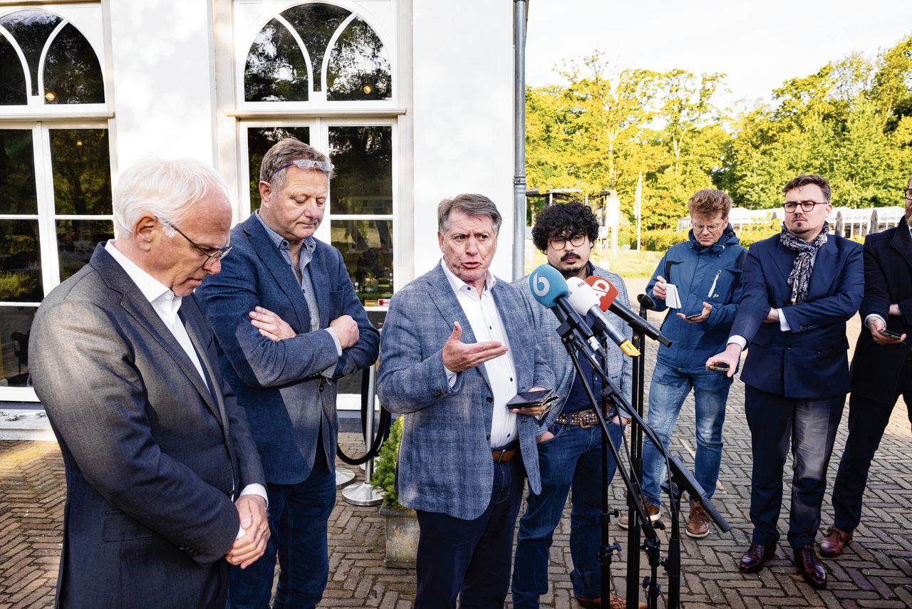 Minister Piet Adema, Sjaak van der Tak (LTO) en Roy Meijer (NAJK) bij een gesprek met de pers na afloop van de onderhandeling over het landbouwakkoord waarbij ze niet tot een akkoord zijn gekomen.