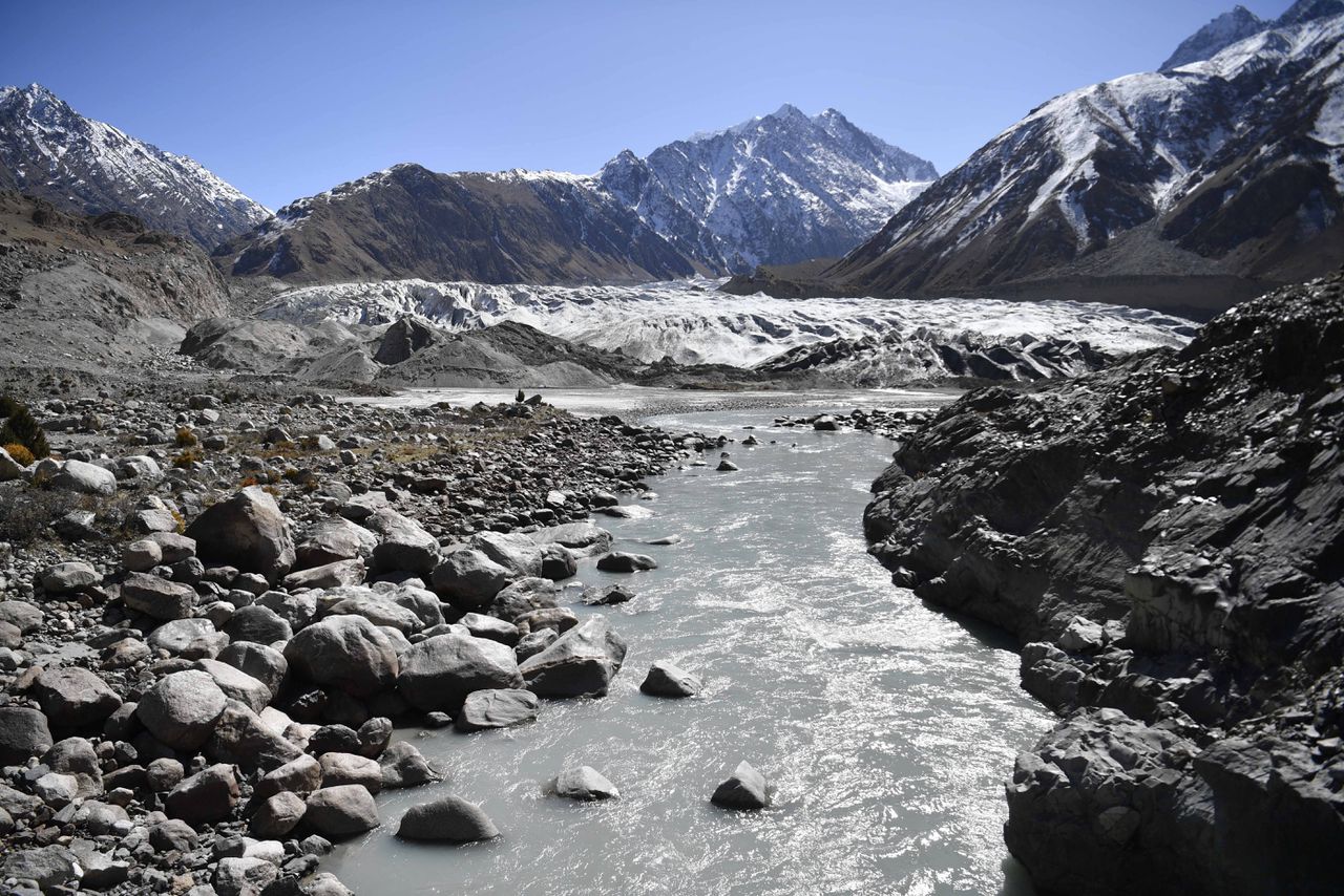 Zelfs bij 1,5 graden Celsius opwarming verliezen de gletsjers in het Hindu Kush-gebergte ten minste een derde van hun volume.