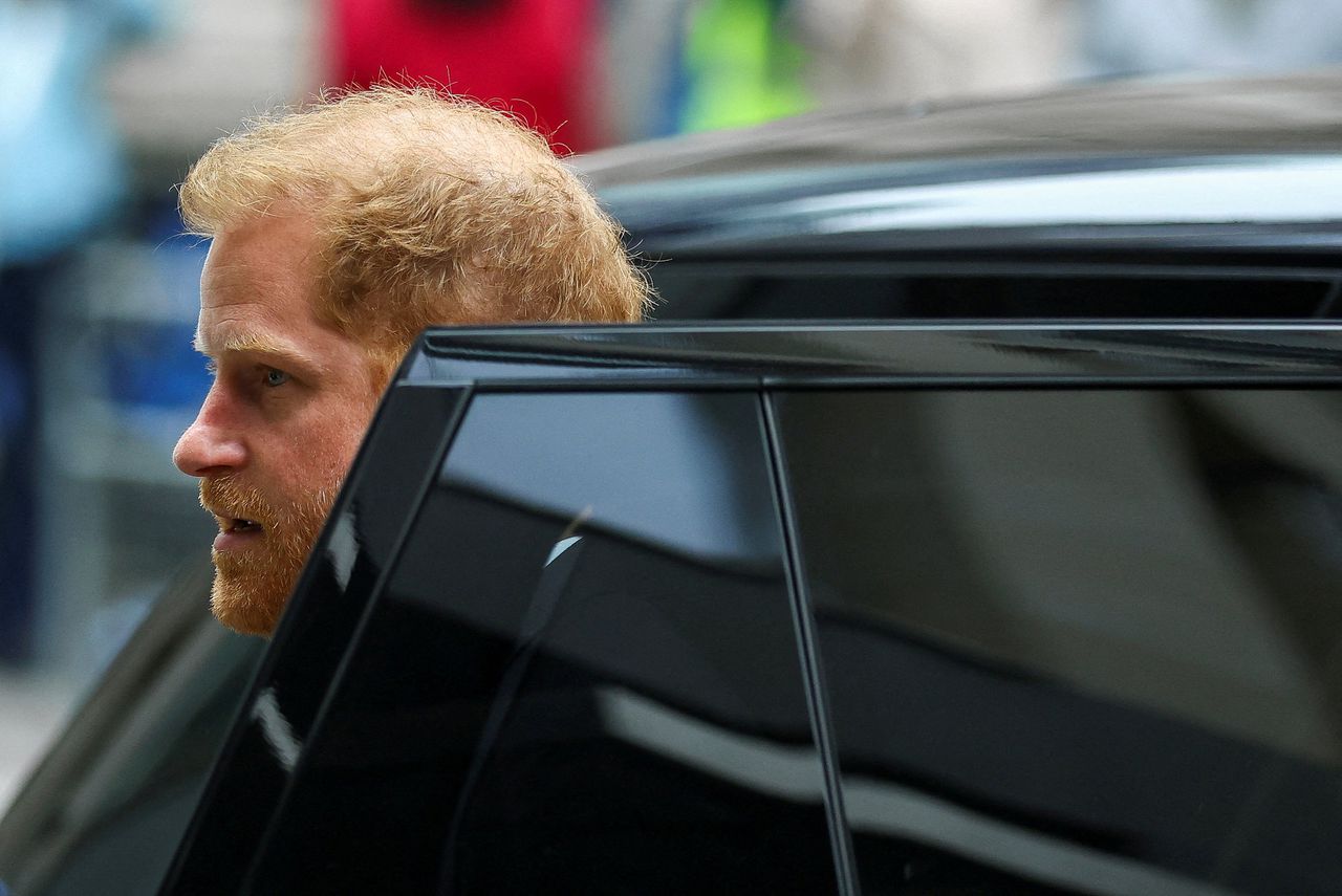 De 38-jarige Harry is de eerste Britse royal in ruim 130 jaar die wordt ondervraagd in de rechtbank.