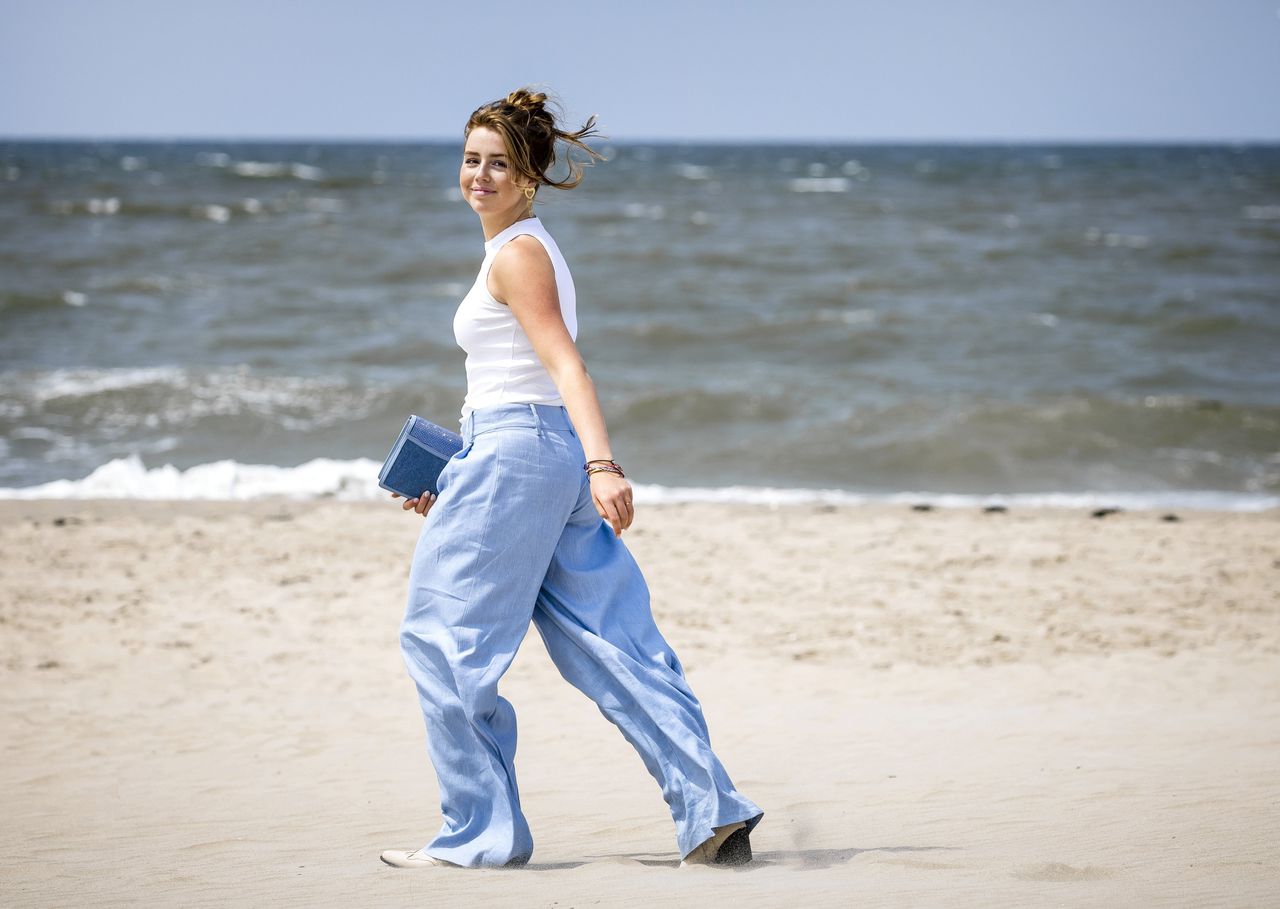 Prinses Alexia op het Zuiderstrand tijdens de traditionele fotosessie van de koninklijke familie in Den Haag.