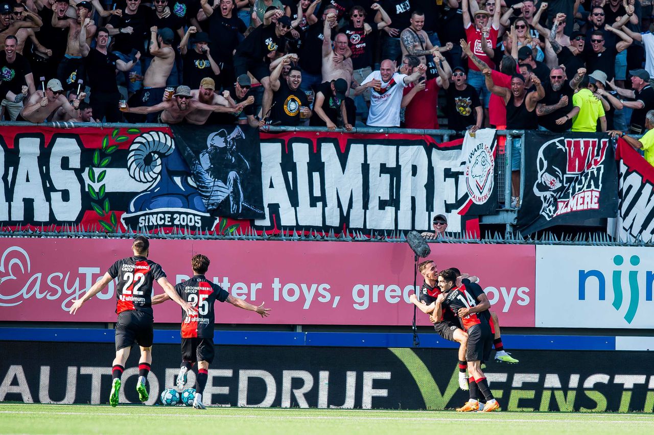 Spelers en supporters van Almere City vieren het doelpunt van Rajiv van La Parra in de wedstrijd tegen FC Emmen.