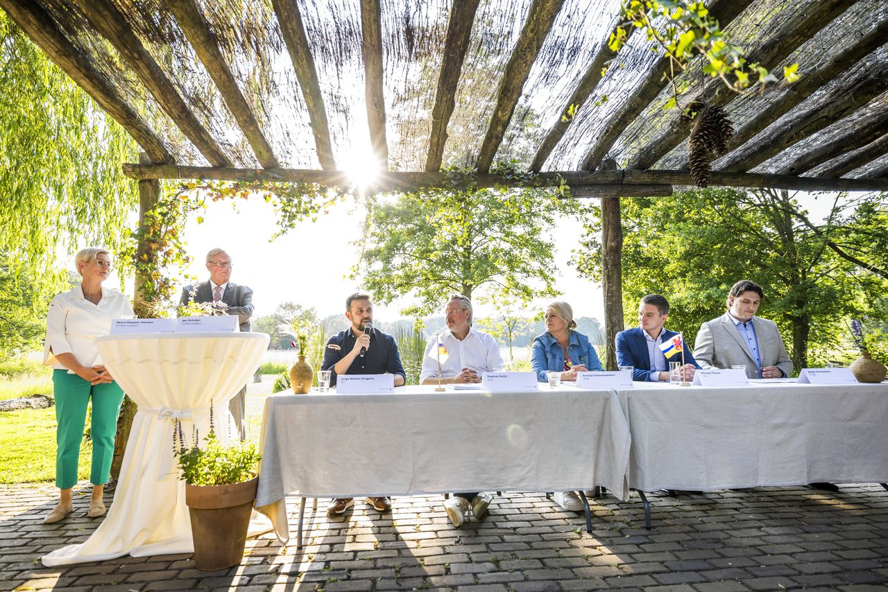 De formateurs en de onderhandelende partijen van BBB, VVD, CDA, PvdA en SP presenteren het Limburgse coalitieakkoord 2023-2027 in Lottum. Vlnr: formateurs Petra Dassen-Housen, en Jan Schrijen, en onderhandelaars Jorge Wolters Gregório (SP), Stephan Satijn (VVD), Annetje Schoolmeesters (BBB), Michael Theuns (CDA) en Jasper Kuntzelaers (PvdA).