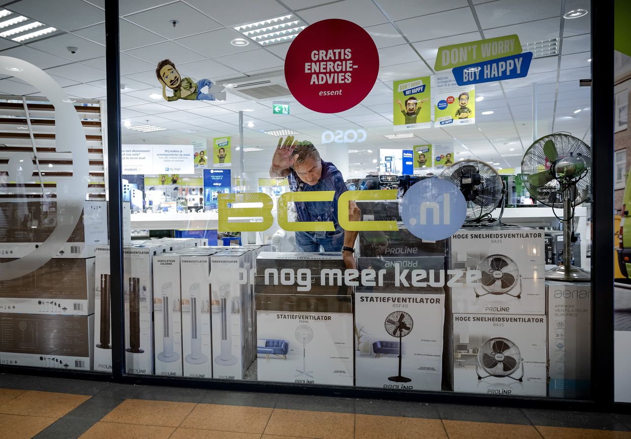 Elektronicaketen BCC heeft een kwart van de personeelsleden ontslagen op het hoofdkantoor in Amsterdam. werd woensdag bekend. De vakbonden CNV en FNV waren daarover niet ingelicht.