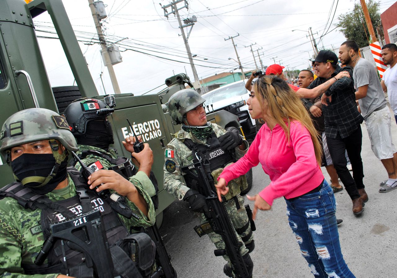 Mexicanen halen verhaal bij militairen nadat eerder dit jaar vijf mensen werden doodgeschoten door soldaten bij een ander incident, ook in Nuevo Laredo.