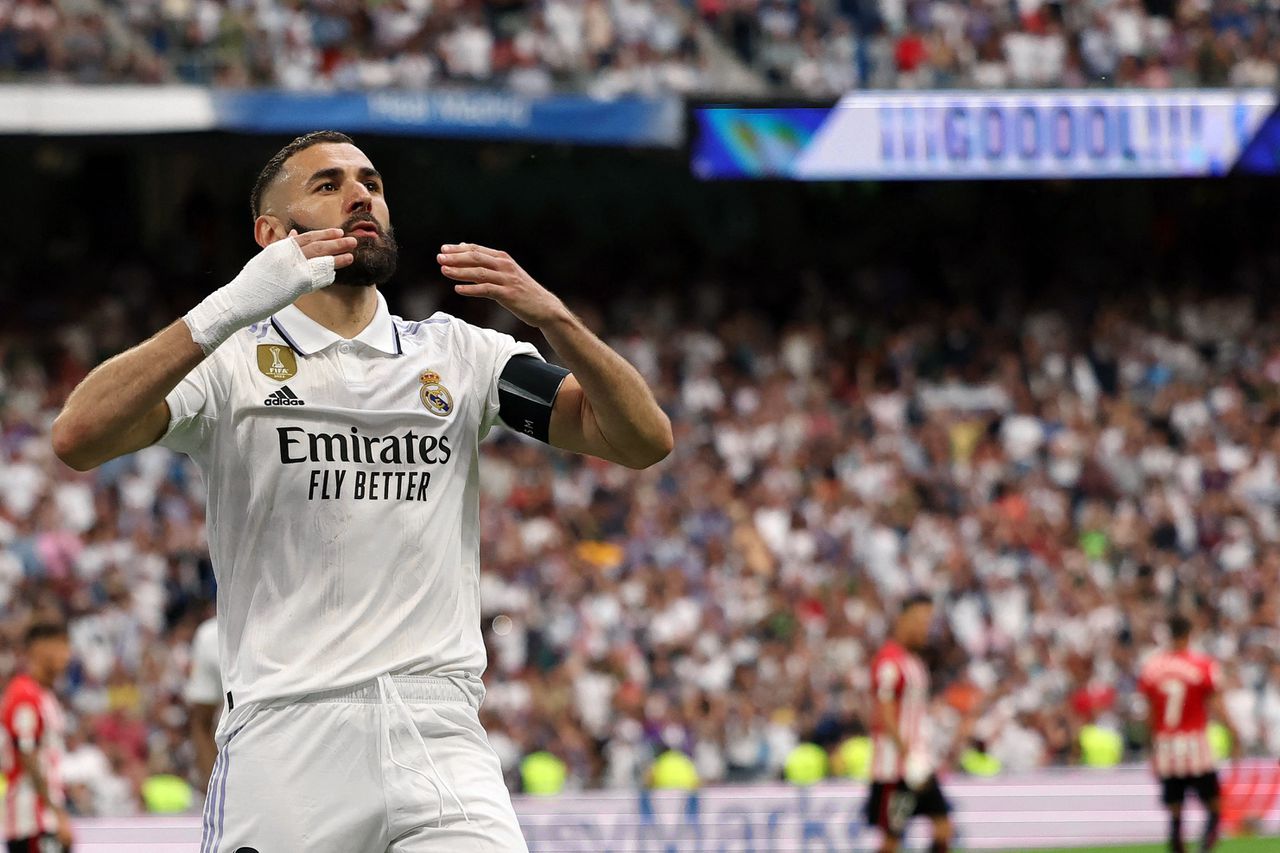 Benzema gaf zondag kushandjes aan de Madrileense fans na zijn rake strafschop tegen Athletic Bilbao.