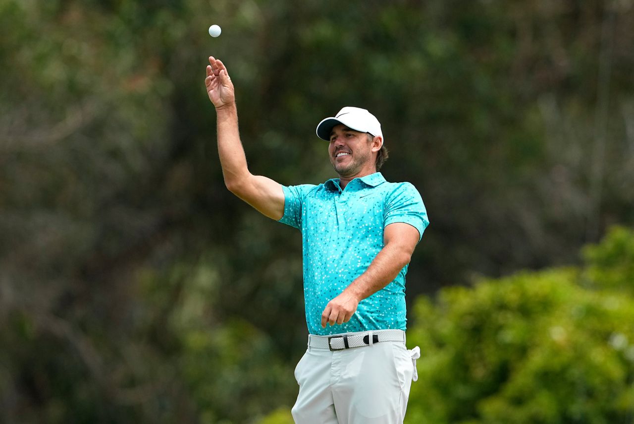 Brooks Koepka is een van de favorieten bij het US Open. De LIV-golfer vangt hier een bal tijdens een oefenronde.